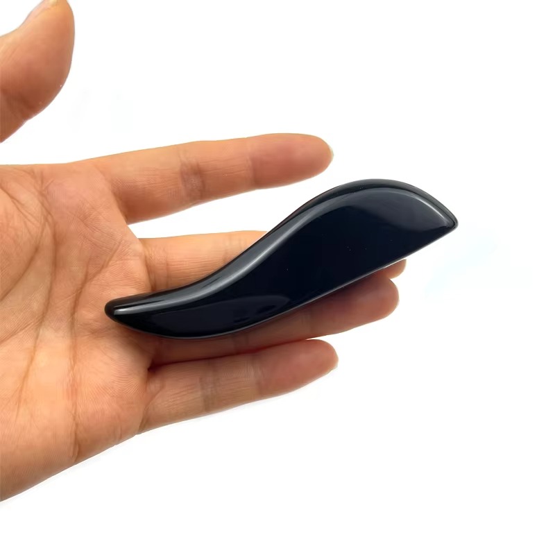 Obsidian Gua Sha Tool Curved Q - огляд і ціна Skincare Queen