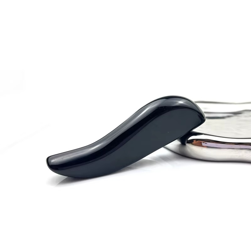 Obsidian Gua Sha Tool Curved Q - огляд і ціна Skincare Queen